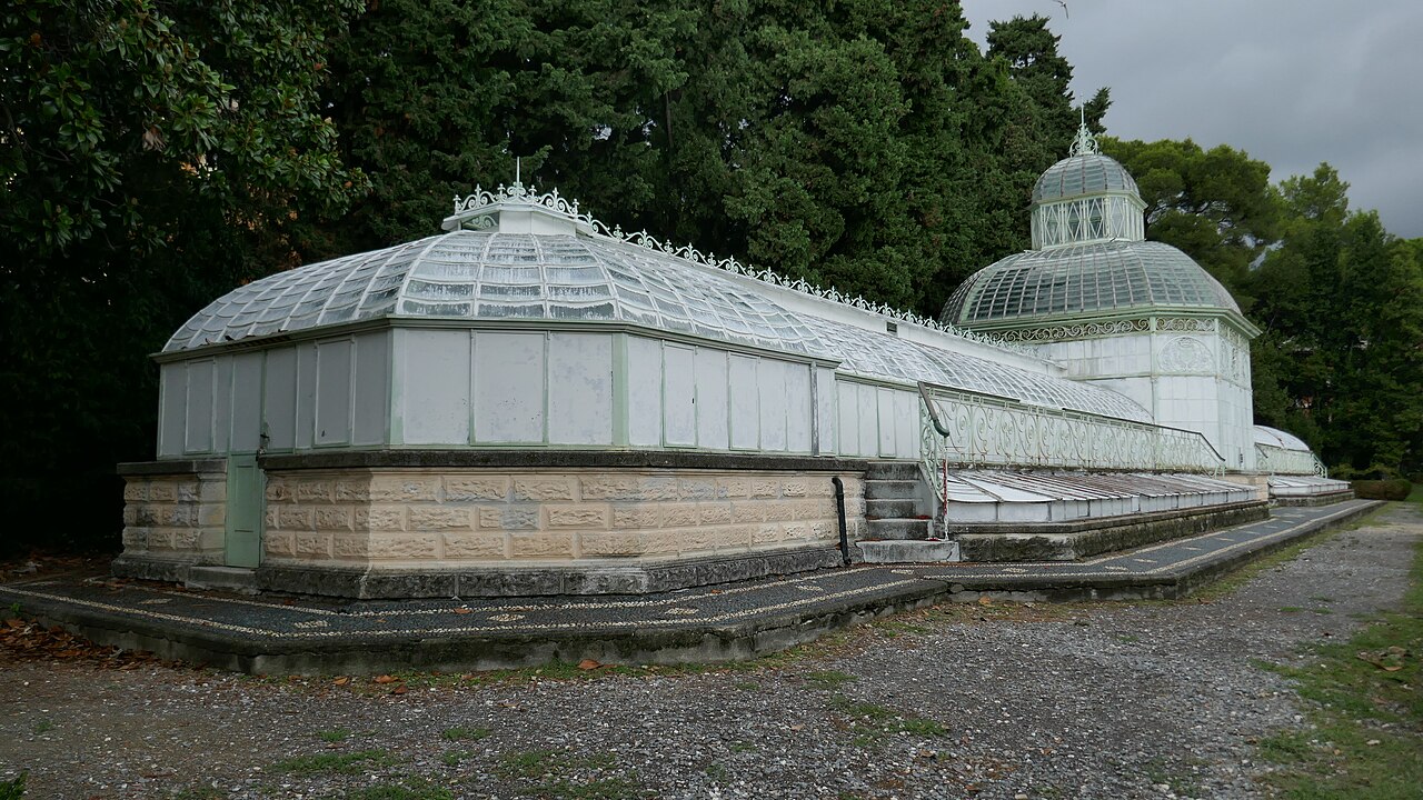 Liberty-Gewächshaus im Park der Villa Negrotto Cambiaso, Arenzano, Ligurien