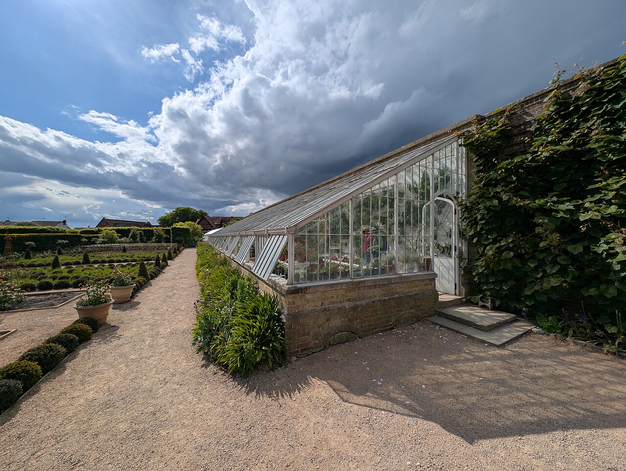 Wein- und Pfirsichhaus sowie Tropengewächshaus, Arundel Castle Gardens, Arundel, West Sussex