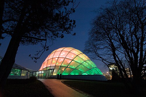 Væksthusene, Gewächshäuser des Botanischen Gartens Aarhus (Tropenhaus), Aarhus, Mitteljütland — Væksthus i Botanisk Have oplyst i forbindelse med at Aarhus var Europæisk…