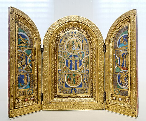 Conservatory des jardins d'Alton Towers, Alton (Farley), Staffordshire — Triptyque représentant des scènes du Nouveau Testament sur le panneau central et des…