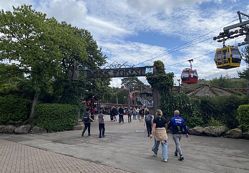 Conservatory des jardins d'Alton Towers, Alton (Farley), Staffordshire — Outside the entrance to the Dark Forest area of the Alton Towers theme park, which…