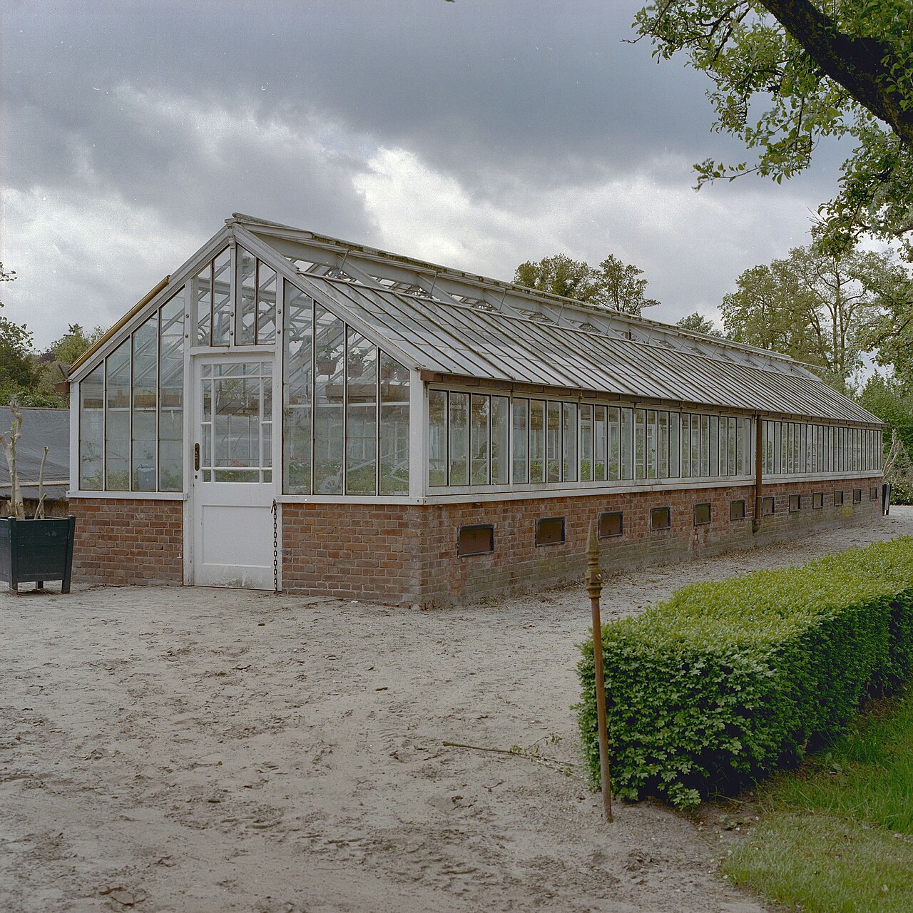 Gewächshäuser des ummauerten Küchengartens von Schloss Twickel (Ironhouse, Nelkenhaus, Treibgruben), Ambt Delden (Hof van Twente), Overijssel — Buitenplaats Twickel: Overzicht anjerkas