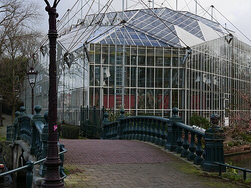 Drieklimatenkas (Dreiklimatengewächshaus), Hortus Botanicus Amsterdam, Amsterdam, Nordholland — Greenhouse in modern glass architecture with a exterior hanging glass roof construction…