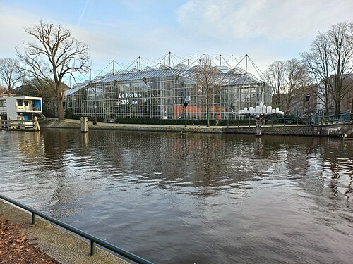 Drieklimatenkas (Dreiklimatengewächshaus), Hortus Botanicus Amsterdam, Amsterdam, Nordholland — Drieklimatenkas van Zwarts en Jansma, Hortus Botanicus Amsterdam. Links…