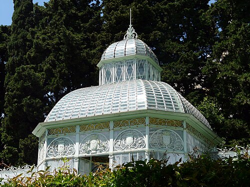 Liberty-Gewächshaus im Park der Villa Negrotto Cambiaso, Arenzano, Ligurien — La serra in stile Liberty del parco comunale di Villa Negrotto Cambiaso, Arenzano…