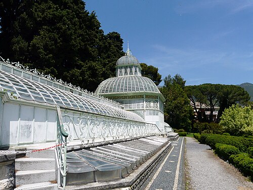 Liberty-Gewächshaus im Park der Villa Negrotto Cambiaso, Arenzano, Ligurien — Liberty-Gewächshaus im Park der Villa Negrotto Cambiaso — Ansicht 2
