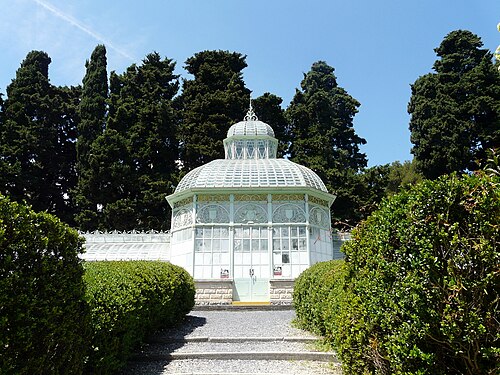 Liberty-Gewächshaus im Park der Villa Negrotto Cambiaso, Arenzano, Ligurien — Liberty-Gewächshaus im Park der Villa Negrotto Cambiaso — Ansicht 3