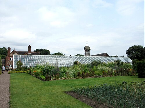 The Vinery, Arley Hall (Treibhaus im Küchengarten), Arley Hall & Gardens, Aston by Budworth, bei Northwich, Cheshire, England — Photograph of the greenhouse, part of the forcing house in the kitchen garden of Arley…