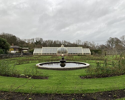 アードギラン城のヴィクトリア朝の温室と温室群, ダブリン州バルブリガン — View of the main greenhouse at Ardgillan Castle from across the rosary.