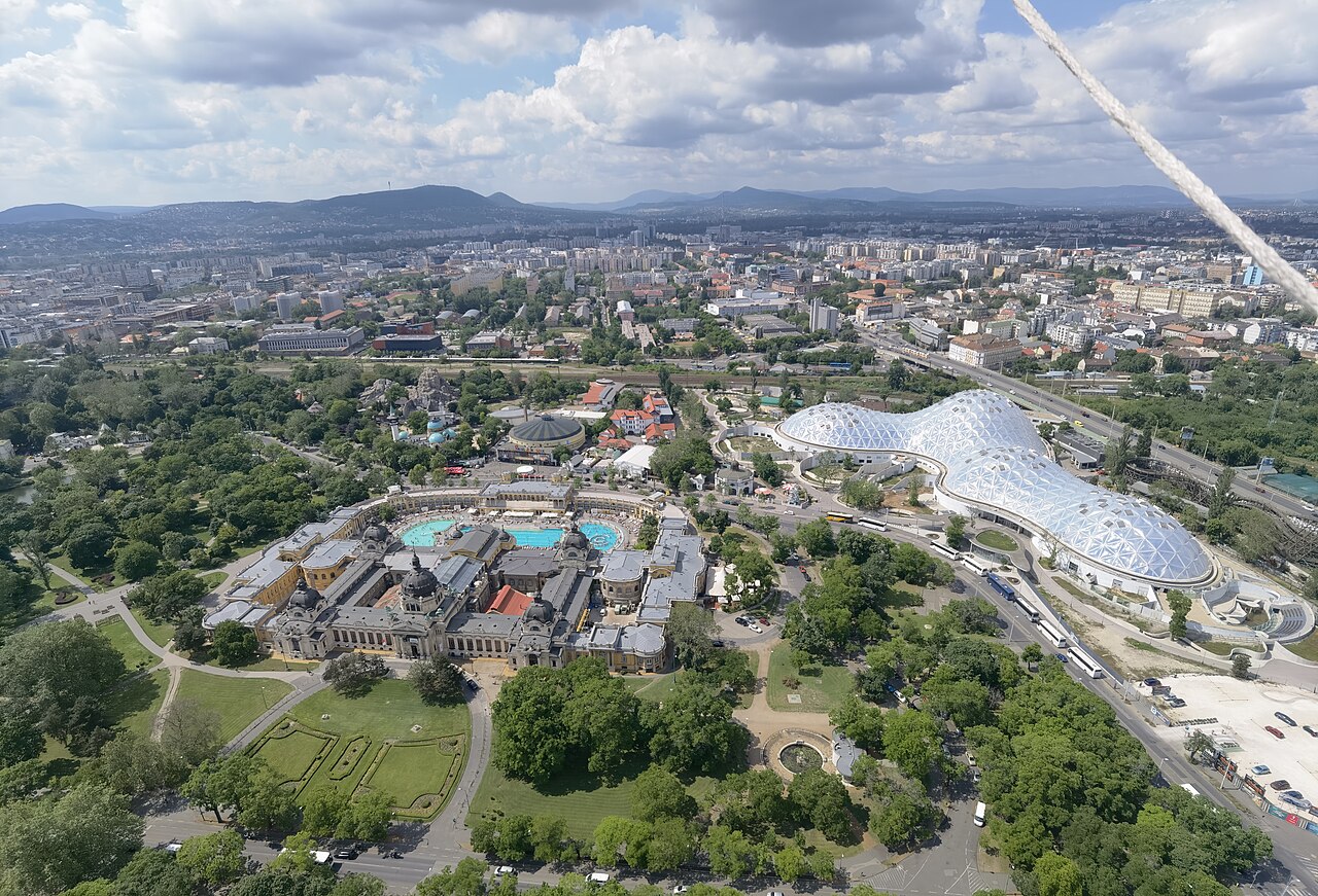 Biodóm (Városi Oázis) im Zoo und Botanischen Garten Budapest, Budapest (XIV. Bezirk, Városliget) — Budapest, Városliget, BalloonFly, léggömb, kilátás. Széchenyi Gyógyfürdő ill. Biodóm felé