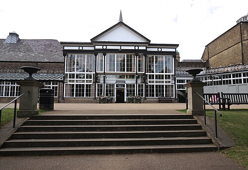 Serre des Pavilion Gardens (The Conservatory), Buxton, Derbyshire — Steps to the Pavilion