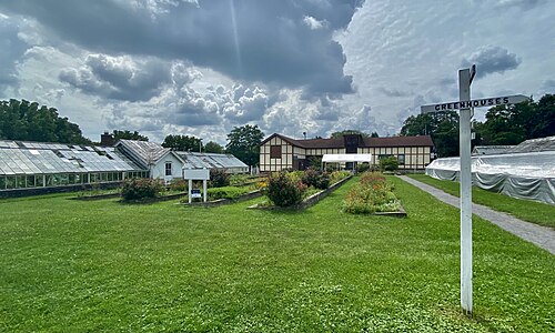 Sonnenberg Gardens Greenhouses (Palm House und Lord-&-Burnham-Komplex), Canandaigua, New York — At Sonnenberg Gardens State Historic Park looking from the visitor parking lot toward…
