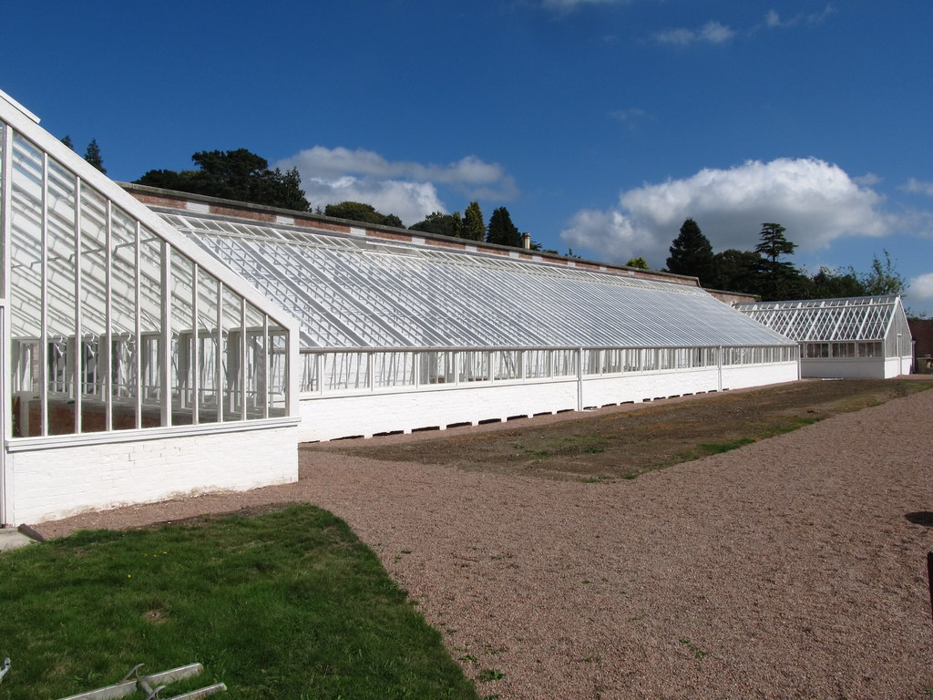 Terrassengewächshäuser, Annesley Walled Garden (Castlewellan), Castlewellan Forest Park, Castlewellan, County Down, Nordirland — The refurbished greenhouses at the Annesley Gardens, Castlewellan