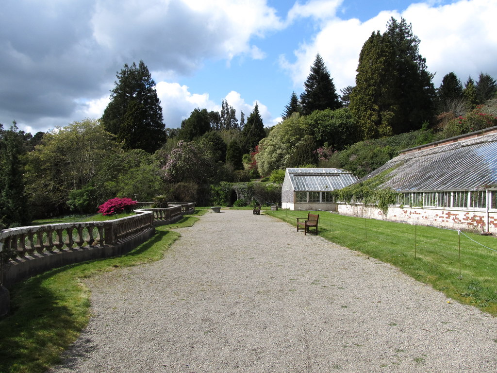 Terrassengewächshäuser, Annesley Walled Garden (Castlewellan), Castlewellan Forest Park, Castlewellan, County Down, Nordirland — View west along the Greenhouse Terrace at the Annesley Walled Garden