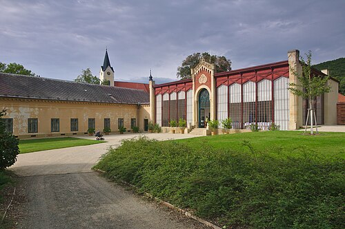 Neugotische Orangerie von Schloss Čechy pod Kosířem (zámecká oranžérie), Čechy pod Kosířem, Region Olomouc — Neugotische Orangerie von Schloss Čechy pod Kosířem — Ansicht 2