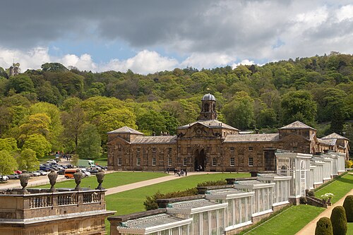 The Conservative Wall („The Case“), Chatsworth, Chatsworth, bei Bakewell (Derbyshire) — The stables and conservative wall.
