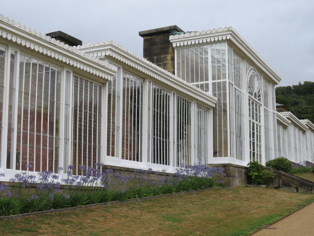 The Conservative Wall („The Case“), Chatsworth, Chatsworth, bei Bakewell (Derbyshire) — Glasshouse at Chatsworth