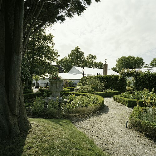 Palmkas (Palmenhaus) des Hortus Overzee, Den Helder, Nordholland — De Oranjerie: Overzicht van het kassencomplex, gezien vanuit de tuin