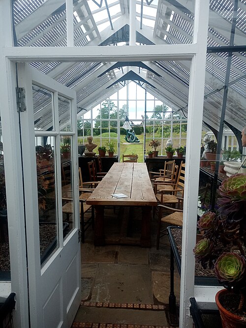 Gewächshäuser im ummauerten Garten, Marchmont Estate (Hugo Burge Foundation), Marchmont Estate, bei Duns (Scottish Borders) — Walled Garden with Glasshouses and Sunken Garden, Marchmont House (walled garden in…