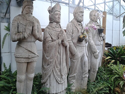 Gewächshäuser des Botanischen Gartens der Universität Durham, Durham, County Durham (England) — Statues at Durham Uni Botanic Garden