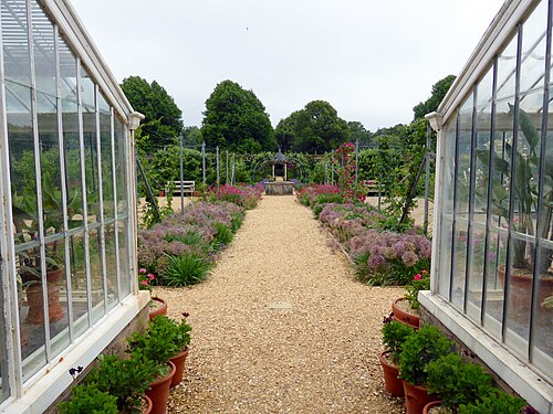 オズボーン・ハウスの塀に囲まれた庭園の温室群, イースト・カウズ、ワイト島（イングランド） — Inside Walled Garden at Osborne House