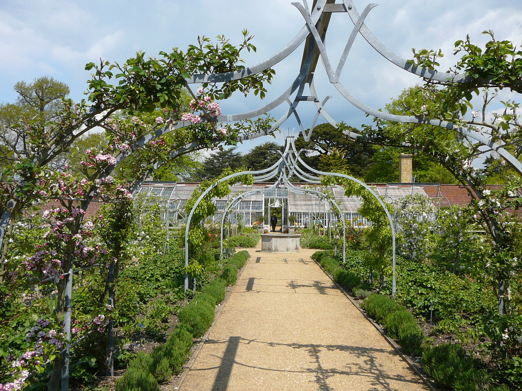 オズボーン・ハウスの塀に囲まれた庭園の温室群, イースト・カウズ、ワイト島（イングランド） — Walled garden at Osborne House