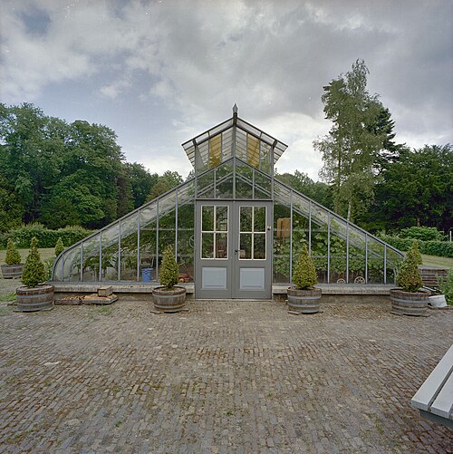 Traubenhaus (druivenkas) von Oud Groevenbeek, Ermelo, Gelderland — Oud Groevenbeek: Overzicht van de kopse kant van de kas met toegangsdeur en lantaarn…