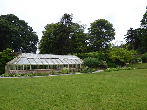Pfirsichhaus und Weinhaus, ummauerte Gärten von Greenway, Greenway, Galmpton, bei Brixham (Devon), England — Glasshouse in the garden at Greenway House