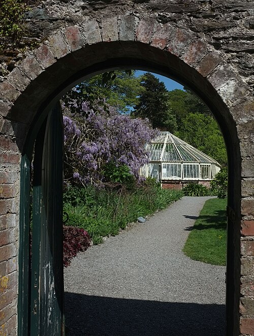 Pfirsichhaus und Weinhaus, ummauerte Gärten von Greenway, Greenway, Galmpton, bei Brixham (Devon), England — Glasshouse, Greenway