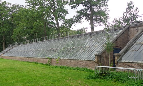 Mauergewächshaus (muurkas) im Küchengarten von Schloss Heeswijk, Heeswijk-Dinther, Nordbrabant — This is an image of rijksmonument number 511899 Information from structured data…