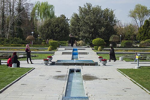 Serre tropicale du jardin des Fleurs (Bagh-e Golha), Ispahan, province d'Ispahan — Le jardin des fleurs d'Ispahan est un jardin ouvert au public, situé à Ispahan, en Iran.