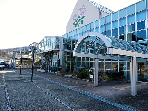 Hana no Chikyūkan (花の地球館), großes Gewächshaus des Gifu World Rose Garden (ぎふワールド・ローズガーデン), Kani, Präfektur Gifu — Hana no Chikyūkan — Ansicht 1