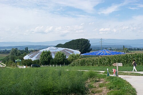 パピリオラマ(ケルツェルスの熱帯ドーム), ケルツェルス、フリブール州 — Le papiliorama (premier plan) et le nocturama (en bleu)