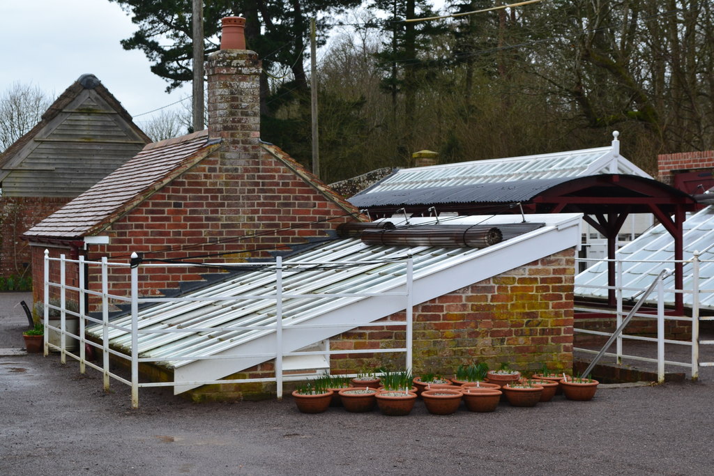 Küchengarten-Gewächshäuser (Weinhaus und Melonenhaus), Kingston Lacy, Pamphill, bei Wimborne Minster (Dorset), England — Heated frames and glasshouses in the Kitchen Garden at Kingston Lacy