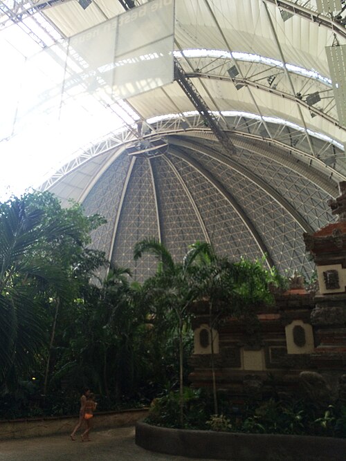 Regenwaldhalle der Tropical Islands (ehemalige CargoLifter-Luftschiffhalle), Krausnick-Groß Wasserburg, Brandenburg — Tropical Island, a zeppeliner Assembly hall turned into indoor beaches, Berlin