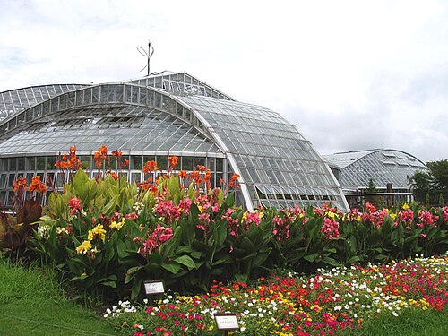 Gewächshaus des Botanischen Gartens Kyoto, Kyoto — Kyoto Botanical Garden, Kyoto, Japan - exterior view of conservatory.
