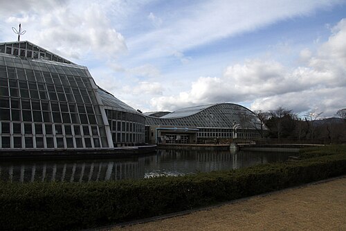 Gewächshaus des Botanischen Gartens Kyoto, Kyoto — image montrant la grande serre au jardin botanique de Kyoto