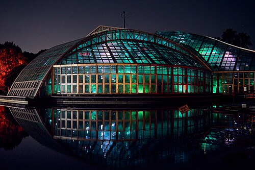Gewächshaus des Botanischen Gartens Kyoto, Kyoto — The Kyoto Botanical Gardens greenhouse illuminated at night during the Lightcycles event