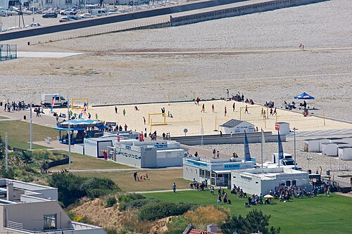 Serres de collection des Jardins suspendus (fort de Sainte-Adresse), Le Havre, Normandie — Beach soccer sur la plage du Havre vu depuis l’ancien fort de Sainte-Adresse