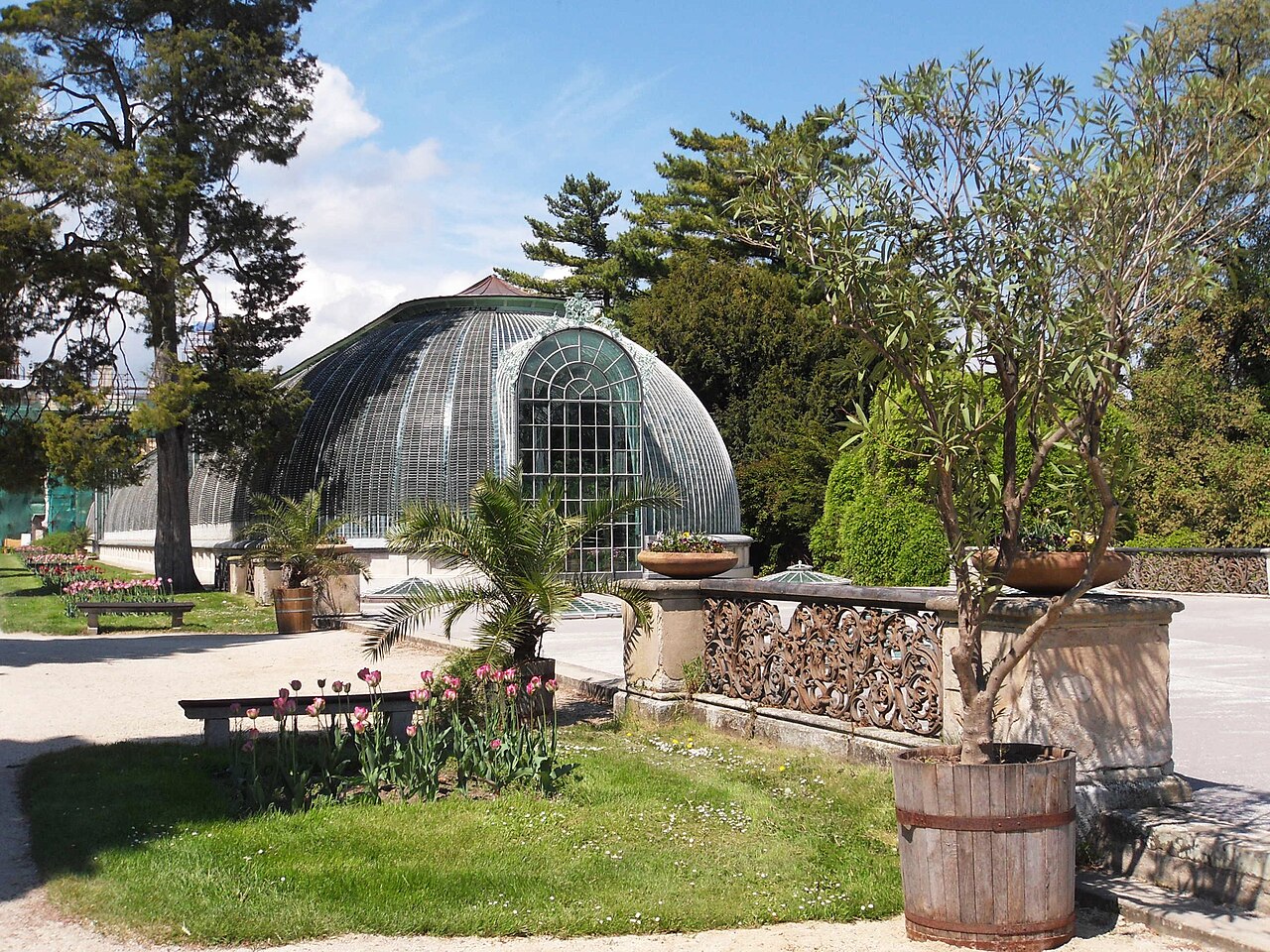 Gewächshaus von Schloss Lednice (zámecký skleník), Lednice, Südmähren — Garden of castle with greenhouse, Lednice, Břeclav district, Czech Republic