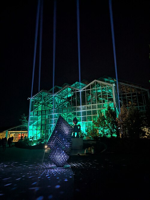 レナ・メイヤー熱帯温室, ミシガン州グランドラピッズ — Lena Meijer Tropical Conservatory lit up during the winter light event ENLIGHTEN at…
