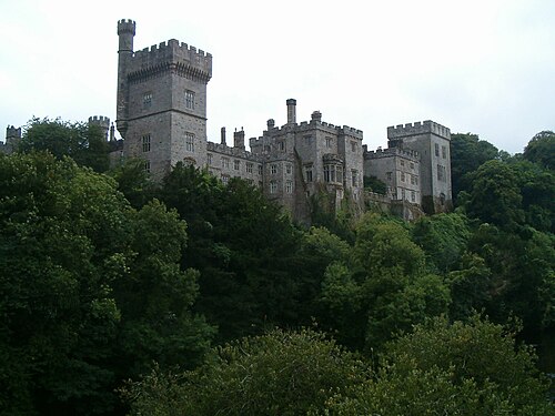 Vinerie de Paxton (jardins du château de Lismore), Lismore, comté de Waterford — Lismore Castle from the bridge over the Blackwater