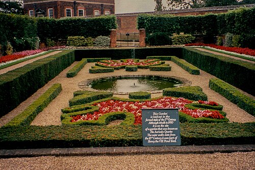 Serre de la Grande Vigne (Great Vine), palais de Hampton Court, Hampton, Londres (Richmond upon Thames) — The West Pond Garden, Hampton Court Palace