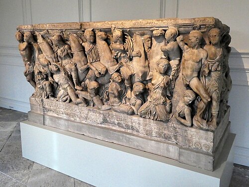 Serre de la Grande Vigne (Great Vine), palais de Hampton Court, Hampton, Londres (Richmond upon Thames) — Hampton Court - Marble Sarcophagus from Sidon, Lebanon