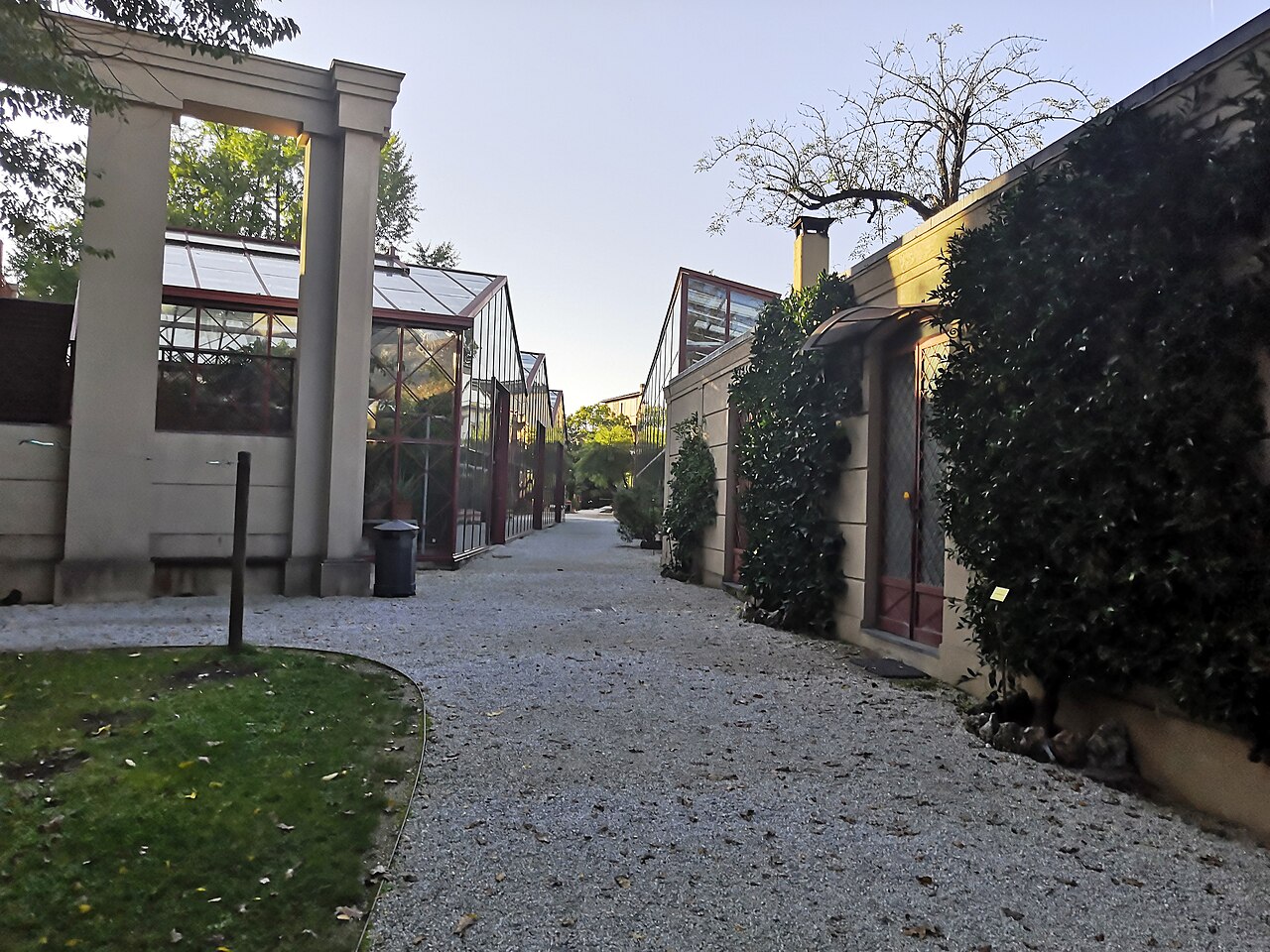 Gewächshäuser des Orto botanico comunale von Lucca (serre antiche von 1826 und moderne Gewächshäuser), Lucca, Toskana — Gewächshäuser des Orto botanico comunale von Lucca — Ansicht 5