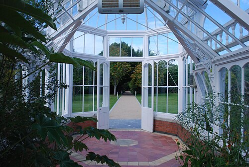 マラハイド城、タルボット植物園の温室群とヴィクトリア朝の温室, ダブリン県マラハイド — Vue des jardins de Malahide Castle, en Irlande.