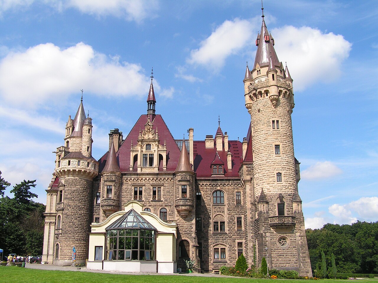 Orangerie von Schloss Moszna (Oranżeria zamkowa), Moszna, Woiwodschaft Opole — Wschodnie, neogotyckie skrzydło pałacu w Mosznej, wraz z oranżerią.
