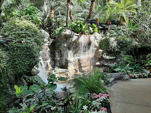 Gaylord Opryland Atriums (Garden Conservatory, Cascades und Delta), Nashville, Tennessee — Conservatory Atrium waterfall at Gaylord Opryland