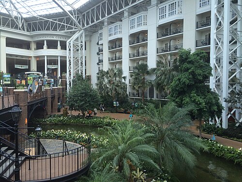 Gaylord Opryland Atriums (Garden Conservatory, Cascades und Delta), Nashville, Tennessee — A view of a garden in the Gaylord Opryland Resort in Nashville, Tennessee, showing the…