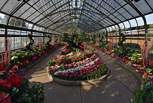 Niagara Parks Floral Showhouse, Niagara Falls, Ontario — Christmas decorations in the Floral Showhouse, Niagara Falls, Ontario, Canada.
